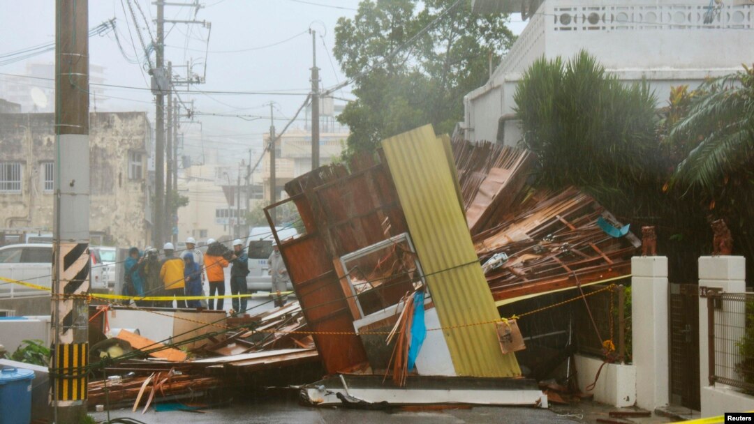 Bão Neoguri đã làm sập đổ nhà cửa ở Naha, Okinawa, ngày 8/7/2014.