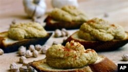 Hummus, olesan makanan asal Timur Tengah yang terbuat dari kacang chick-peas, kian mendapat tempat baru pada menu makanan warga Amerika. Melindungi pasokan bahan-bahan pelengkap roti sandwich yang berlimpah dan murah - dan pasokan makanan lain - telah menjadi landasan kebijakan Amerika selama puluhan tahun (Foto: dok).