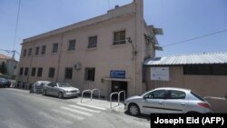 Sebuah gambar yang diambil pada 30 Juni 2020, menunjukkan gedung sekolah Our Lady of Lourdes di kota Zahle, Lebanon, di wilayah Bekaa tengah. (Foto: AFP/Joseph Eid)