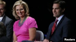 Ann Romney, esposa del candidato republicano Mitt Romney, junto a su hijo Matt antes del segundo debate presidencial.