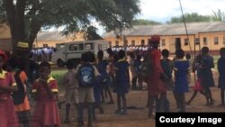 Abantwana besikolo eTsholotsho 