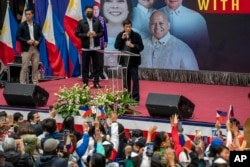 Mantan Presiden Filipina Rodrigo Duterte berpidato di Stadion Southorn dalam acara syukuran pekerja Filipina di Hong Kong, Minggu, 9 Maret 2025. (Foto: AP/Vernon Yuen)