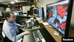 James Franklin del Centro Nacional de Huracanes en Florida observa la actividad de una tormenta tropical.