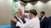 فلسطینی تنظیم حماس کے سرکردہ رہنما اسماعیل ہنیہ 11 اپریل 2024 کو قطر کے شہر دوحہ میں ،غزہ میں اسرائیلی حملے میں اپنے تین بیٹوں کی ہلاکت کے بعد تعزیت کرنے والے لوگوں سے ملاقات کر رہے ہیں۔فوٹو رائٹرز
