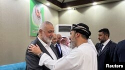 فلسطینی تنظیم حماس کے سرکردہ رہنما اسماعیل ہنیہ 11 اپریل 2024 کو قطر کے شہر دوحہ میں ،غزہ میں اسرائیلی حملے میں اپنے تین بیٹوں کی ہلاکت کے بعد تعزیت کرنے والے لوگوں سے ملاقات کر رہے ہیں۔فوٹو رائٹرز
