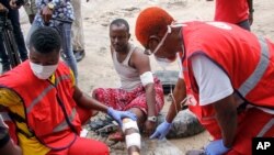 Bom bunuh diri terjadi di ibu kota Somalia, Mogadishu, Sabtu (2/1) dan menewaskan lima orang termasuk dua orang warga negara Turki. (Foto: AP)