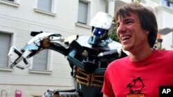 Umetnik Danilo Baletić sa jednim od sedam transformersa na ulicama Podgorice, 23. jul 2014.