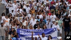  Fieles de diversas religiones participan en la Marcha por la Defensa de la Libertad Religiosa en la playa de Copacabana en Río de Janeiro, el domingo 15 de septiembre de 2024.