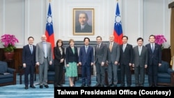 台湾总统赖清德会见美国参议院外交委员会民主党首席成员沙欣(Jeanne Shaheen)和共和党参议员匡希恒(John Curtis)所率跨党派代表团。(2026年3月30日)
