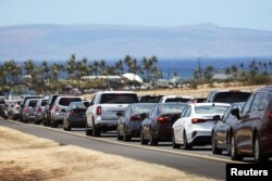 Antrean kendaraan tampak di Honoapiilani Hwy setelah para pejabat mengizinkan warga dan para turis untuk kembali ke Maui Barat setelah kebakaran lahan menghancurkan kota resor bersejarah Lahaina di Maui, Hawaii, Jumat, 11 Agustus 2023. (Foto: Marco Garcia/Reuters)