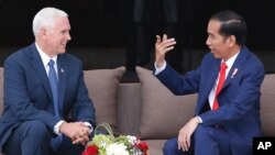 Wapres AS Mike Pence (kiri) bertemu Presiden Joko Widodo di Istana Merdeka Jakarta, Kamis (20/4).