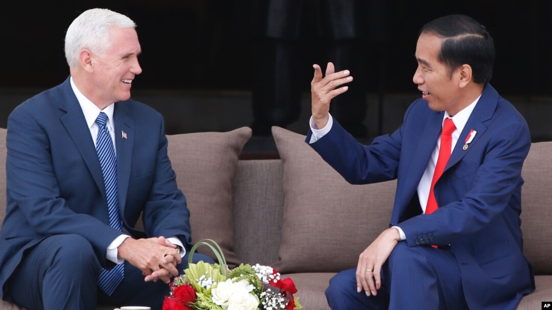 U.S. Vice President Mike Pence (left) meets with Indonesian President Joko Widodo at the presidential palace in Jakarta, Indonesia, April 20, 2017.