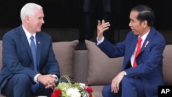 U.S. Vice President Mike Pence (left) meets with Indonesian President Joko Widodo at the presidential palace in Jakarta, Indonesia, April 20, 2017.