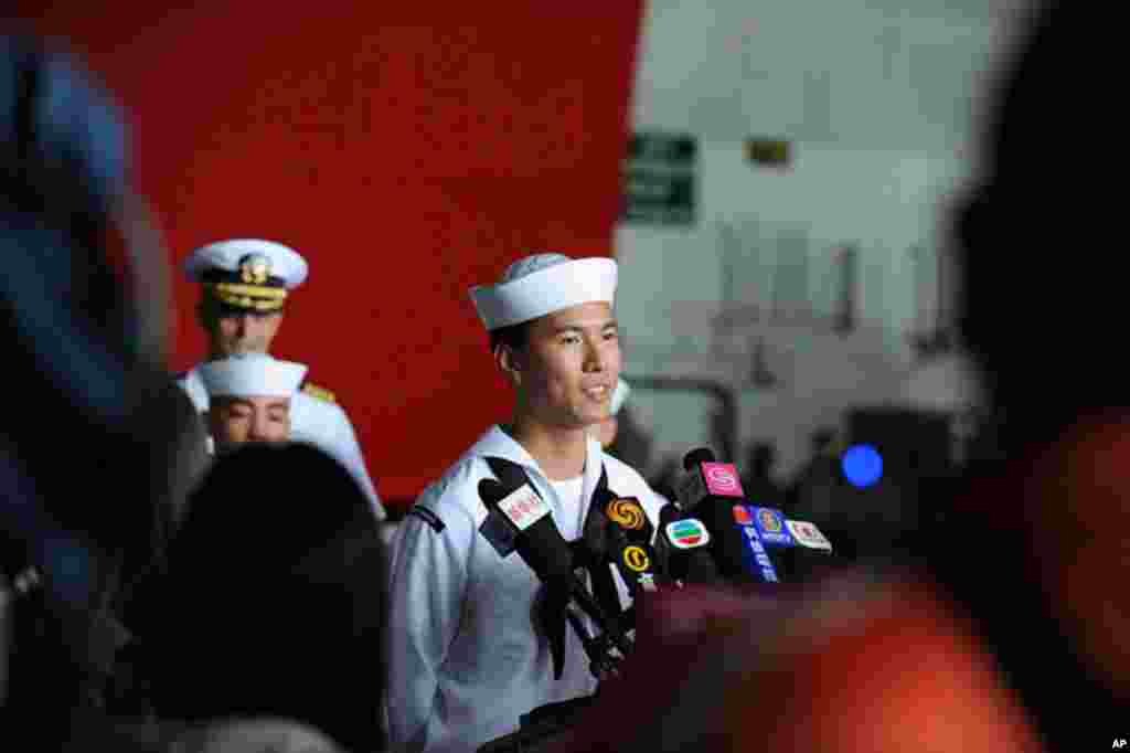 原籍香港的華盛頓號航母吳姓水兵(Morris Ng)11月9日回答記者問題