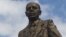 ለክብር ዶ/ር ሀዲስ ዓለማየሁ (1902 ዓ.ም. -1996 ዓ.ም.) መታሰቢያ የቆመ ከነኀስ የተሠራ ኃውልት፤ ቅዳምን ገበያ - ደብረ ማርቆስ፤ ቅዳሜ፣ ሚያዝያ 28/2009 ዓ.ም.