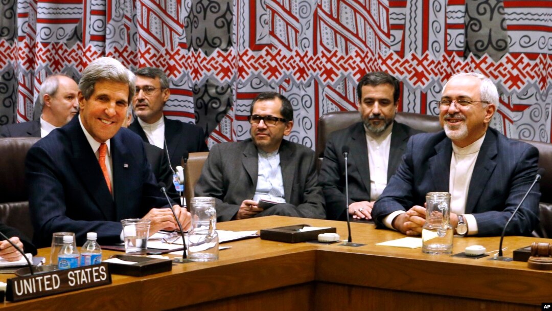 Menlu AS John Kerry (kiri) dan Menlu Iran Mohammad Javad Zarif (kanan) bertemu di sela-sela sidang Majelis Umum PBB di New York, Kamis (26/9). 