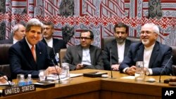 Menlu AS John Kerry (kiri) dan Menlu Iran Mohammad Javad Zarif (kanan) bertemu di sela-sela sidang Majelis Umum PBB di New York, Kamis (26/9). 