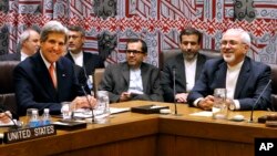 John Kerry (izq.), se reune con el canciller Mohammad Javad Zarif (der.) de Irán, para tratar el programa nuclear de Teherán. 