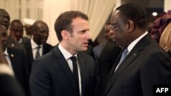 Le président français Emmanuel Macron, à gauche, s'entretient avec le président sénégalais Macky Sall lors d'une réunion à Dakar le 2 février 2018