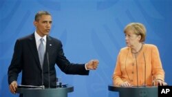 Presiden AS Barack Obama dan Kanselir Jerman Angela Merkel dalam konferensi pers bersama di Berlin bulan lalu (foto: dok). 