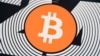 ARCHIVO - Se observa un cartel mientras la gente asiste a una conferencia de criptomonedas, Bitcoin 2024, en Nashville, Tennessee, EEUU, el 27 de julio de 2024. (ARCHIVO: REUTERS)