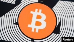 ARCHIVO - Se observa un cartel mientras la gente asiste a una conferencia de criptomonedas, Bitcoin 2024, en Nashville, Tennessee, EEUU, el 27 de julio de 2024. (ARCHIVO: REUTERS)