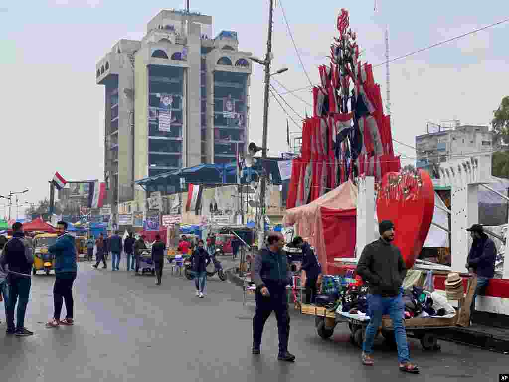 بغداد کے التحریر اسکوائر میں بھی مظاہرین نے کئی روز سے دھرنا دے رکھا ہے۔