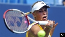 Petenis Denmark Caroline Wozniacki berhasil mengalahkan Dominika Cibulkova dari Slovakia 6-2, 6-1 (23/8).