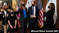 Samantha Power menerima ucapan selamat dari Wakil Presiden AS Kamala Harris menyusul pelantikannya sebagai Kepala Badan Pembangunan Internasional AS (USAID) di kantor Wakil Presidn, di kompleks Gedung Putih, Senin, 3 Mei 2021. (Foto: Manuel Balce Ceneta/A