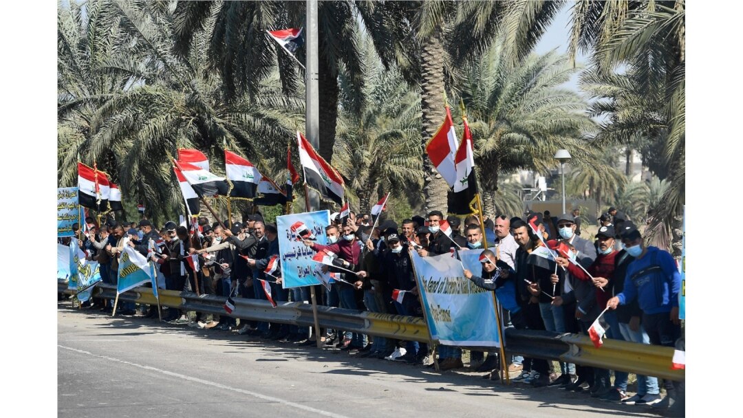 Adeptos de la Iglesia Católica esperan al Papa Francisco en su visita a Irak.