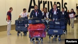 Integrantes del equipo olímpico de Italia cuando llegaban al aeropuerto de Heathrow, en la capital británica.