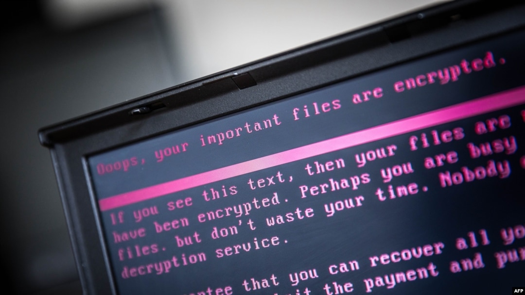 Tayangan pesan di laptop setelah diserang oleh ransomware sebagai bagian serangan siber di seluruh dunia pada 27 Juni 2017, di Geldrop, Belanda.