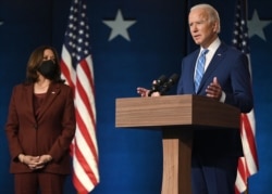 미국 민주당 대선후보인 조 바이든 전 부통령이 4일 델라웨어주 윌밍턴에서 개표 상황 등에 관한 입장을 밝혔다. 왼쪽은 카멀라 해리스 부통령 후보.