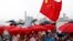 香港警方的支持者2019年7月20日手举红色雨伞和中国国旗在香港举行反示威。