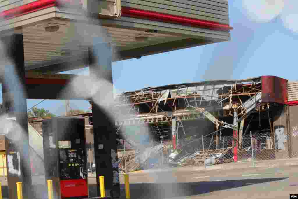 Esta gasolinera fue incendiada durante los violentos enfrentamientos entre policías y protestantes, luego de la muerte del joven afroestadounidense Michael Brown, en manos de un policía de Ferguson. [Foto: Gesell Tobias, VOA]