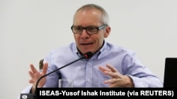 ফাইল- টারনেল মিয়ানমারের এনএলডি সরকারের অর্থনৈতিক সংস্কার নিয়ে সিঙ্গাপুরের একটি সেমিনারে আলোচনা করছেন। 