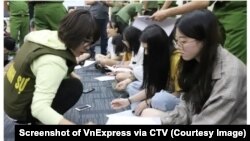 Những người Trung Quốc bị bắt do tham gia đánh bạc công nghệ cao ở Hải Phòng sau đó được trao trả về nước qua cửa khẩu Lạng Sơn hôm 1/8/2019. Nhiều người Việt lo ngại hiệp định dẫn độ ký với Trung Quốc sẽ làm gia tăng tội phạm ở Việt Nam. (Ảnh CTV chụp từ màn hình của VnExpress)