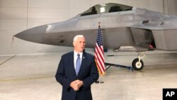 Le vice-président Mike Pence s'adressant à la presse devant un F-22, Joint Base Elmendorf-Richardson, Alaska, le 5 février 2018. 