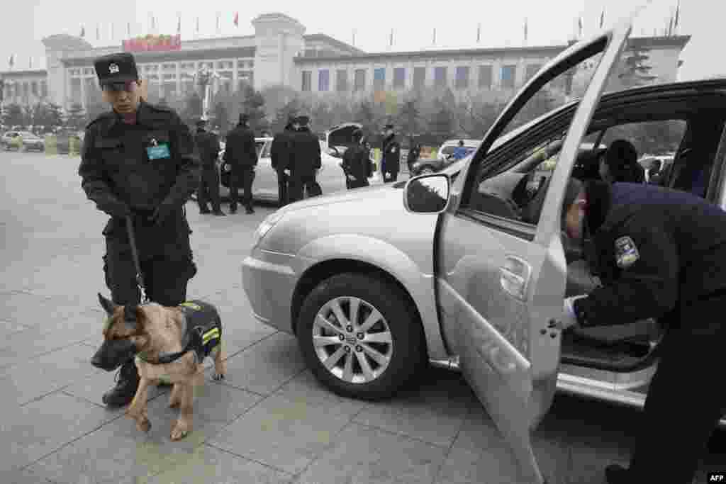 2018年3月3日，中国人民政治协商会议开幕式之前，警方在人民大会堂外的安全检查站搜查车辆。