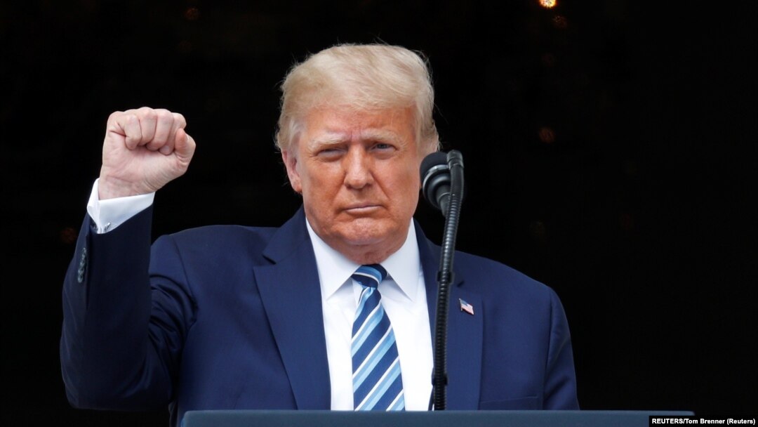 Donald Tramp tokom skupa "Miran protest za zakon i red” na terasi Bele kuće, 10. oktobar 2020 - arhivska fotografija (REUTERS/Tom Brenner)