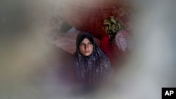 Ola Nassar, 41, raseljena zbog izraelskog bombardovanja pojasa Gaze, sjedi u improviziranom šatorskom kampu u Khan Younisu, južnom pojasu Gaze, u četvrtak, 4. jula 2024. (AP Photo/Abdel Kareem Hana)