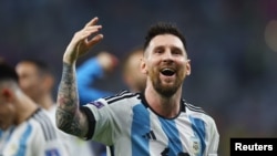 Lionel Messi marcó su partido profesional número 1.000 con su primer gol en los octavos de final de una Copa del Mundo.