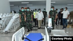 Sejumlah Menteri dan Panglima TNI saat meninjau kesiapan Wisma Atlet di Kemayoran, Jakarta, Minggu (22/3). (Foto: Gugus Tugas COVID-19)