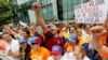 Un grupo de venezolanos exiliados protesta en Miami contra las elecciones presidenciales que se celbraron en Venezuela en 2018 y dieron la victoria al presidente en disputa Nicolás Maduro.