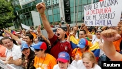 Un grupo de venezolanos exiliados protesta en Miami contra las elecciones presidenciales que se celbraron en Venezuela en 2018 y dieron la victoria al presidente en disputa Nicolás Maduro.