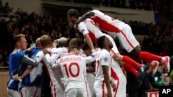 Les joueurs de Monaco jubilent après le troisième but de leur équipe par Valère lors du match de quart de finale de la Ligue des champions entre Monaco et Dortmund au stade Louis II à Monaco, 19 avril 2017.