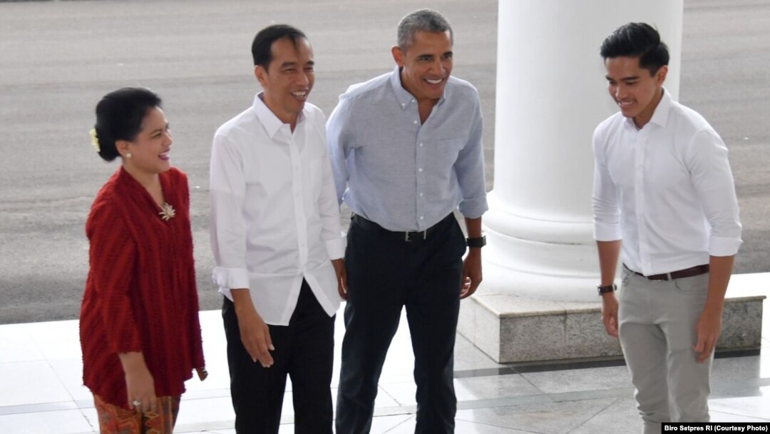 Presiden Joko Widodo dan Ibu Negara Iriana menyambut hangat kedatangan mantan Presiden AS Barack Obama di Istana Bogor, Jumat (30/6). (Photo Courtessy: Biro Setpres RI)