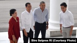 Presiden Joko Widodo dan Ibu Negara Iriana menyambut hangat kedatangan mantan Presiden AS Barack Obama di Istana Bogor, Jumat (30/6). (Photo Courtessy: Biro Setpres RI)