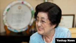 30일 서울 마포구 동교동 자택을 방문한 한국 의원들과 환담하고 있는 고 김대중 전 대통령의 부인 이희호 여사. (자료사진)