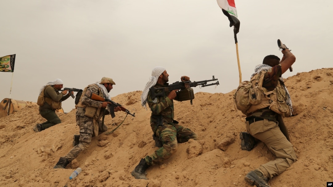 Pasukan Irak dan milisi Syiah terlibat pertempuran dengan militan ISIS di pinggiran kota Fallujah, provinsi Anbar (1/6). 